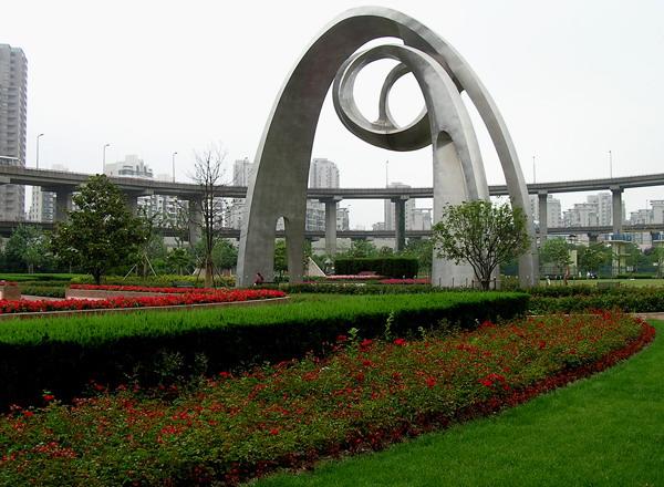 ���@����